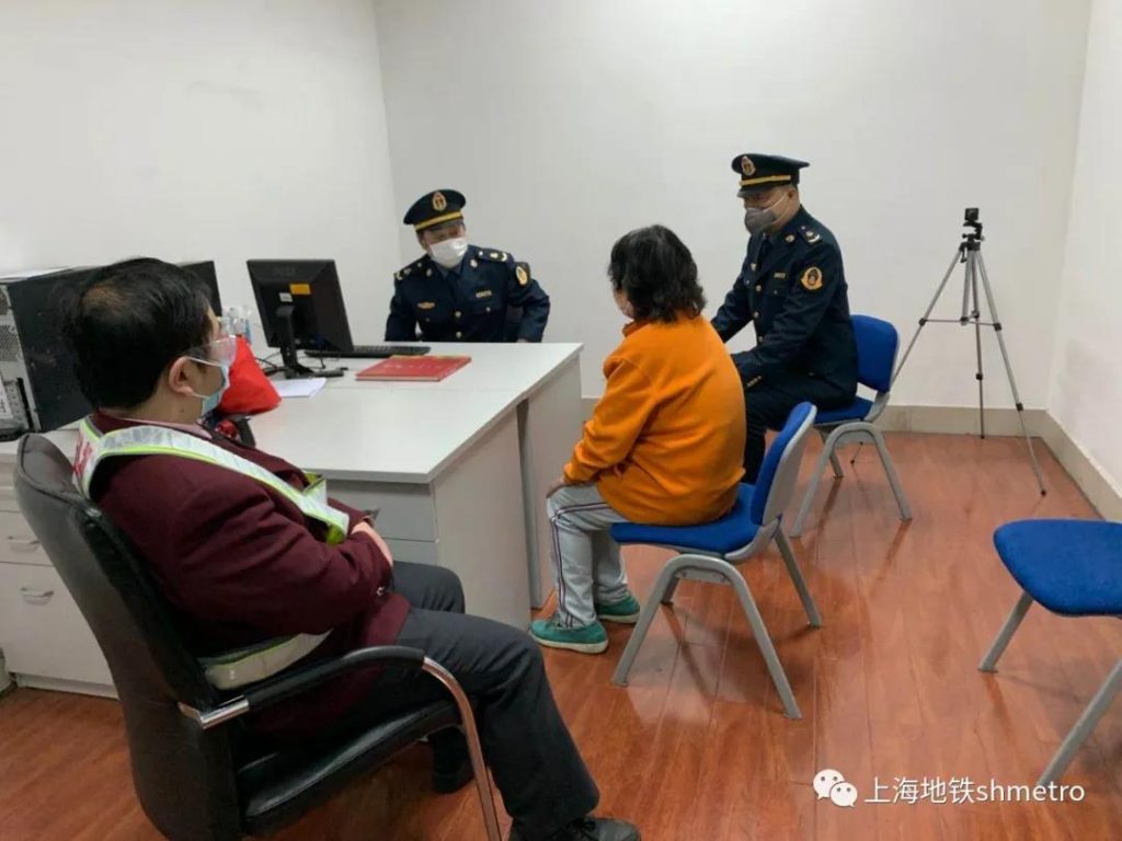 浙组词地铁上，一女乘客不戴口罩还自备碗筷、大口吃面！结果…